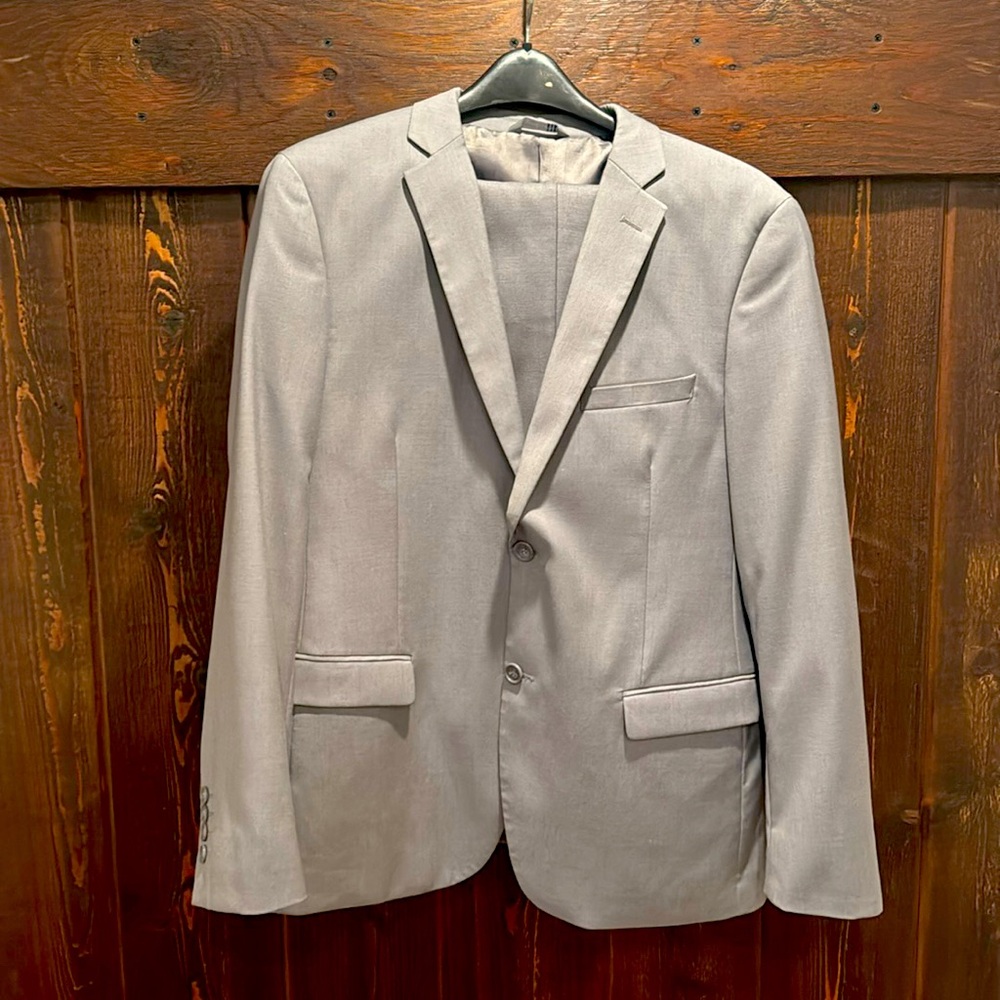 Men’s light grey suit, like new, size large